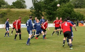 Fussball Foto rk Altherren Kreismeisterschaft Finale BW Nuhof (Foto) gewinnt mit 2:0 glücklich gegen den TSV Deinsen Spielszene