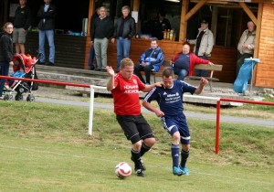 Fussball Foto rk Altherren Kreismeisterschaft Finale BW Nuhof (Foto) gewinnt mit 2:0 glücklich gegen den TSV Deinsen Benjamin Fredrich im Zweikampf
