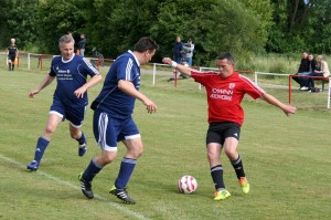 Fussball Foto rk Altherren Kreismeisterschaft Finale BW Nuhof (Foto) gewinnt mit 2:0 glücklich gegen den TSV Deinsen Lars Wedekind bekommt es mit 2 "Kirschen" zu tun